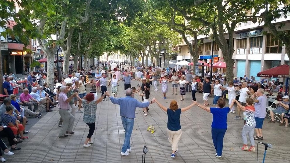 Centenars de persones gaudeixen del 35è Aplec de Sardanes del Vendrell