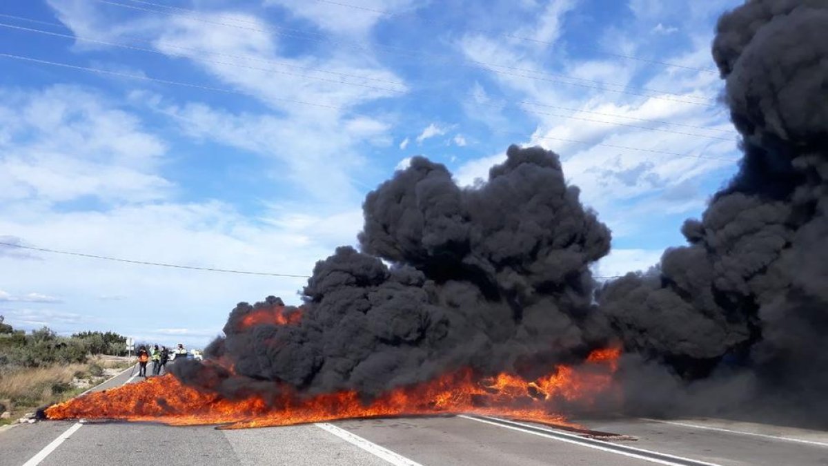 Cortan la N-340 y el AP-7 en l'Ampolla