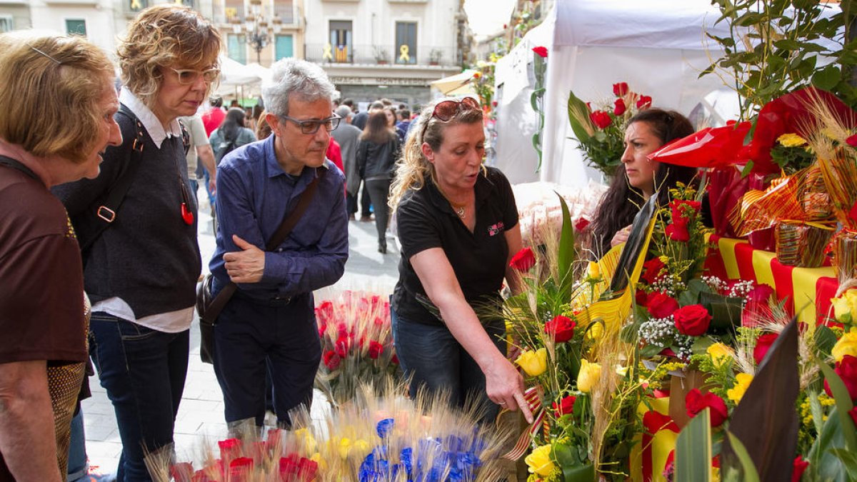 Els llibres de l'1 d'octubre i el color groc marquen la diada al Mercadal