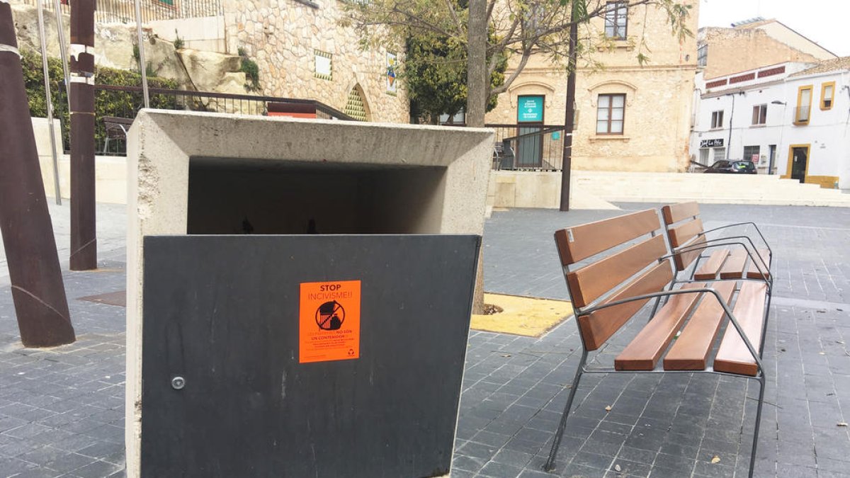 Calafell obre les bosses de brossa llençades al carrer per identificar els infractors