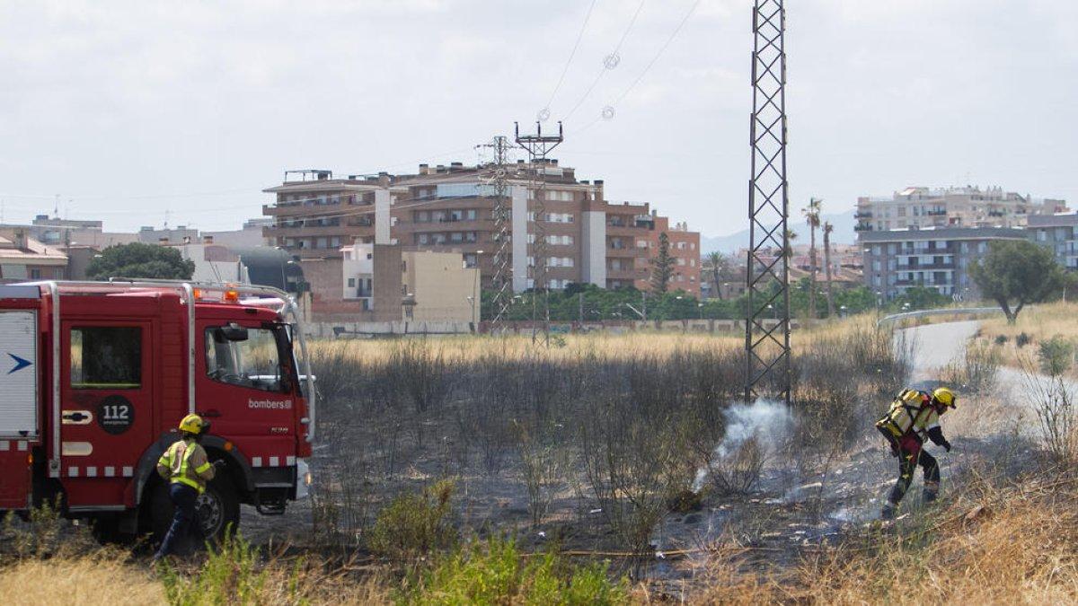 Un incendi afecta un solar proper al pàrquing de l'Hospital Sant Joan de  Reus
