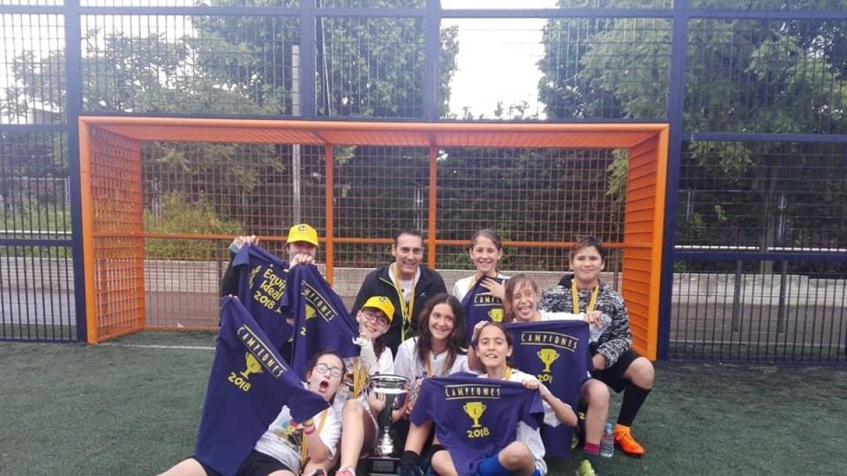 L'equip femení de l'escola Àngel Guimerà, campió del Campionat d'Espanya del Cruyff Court