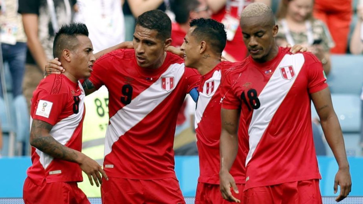 Paolo Guerrero y André Carrillo dan a Perú la mejor de los despidos (0-2)