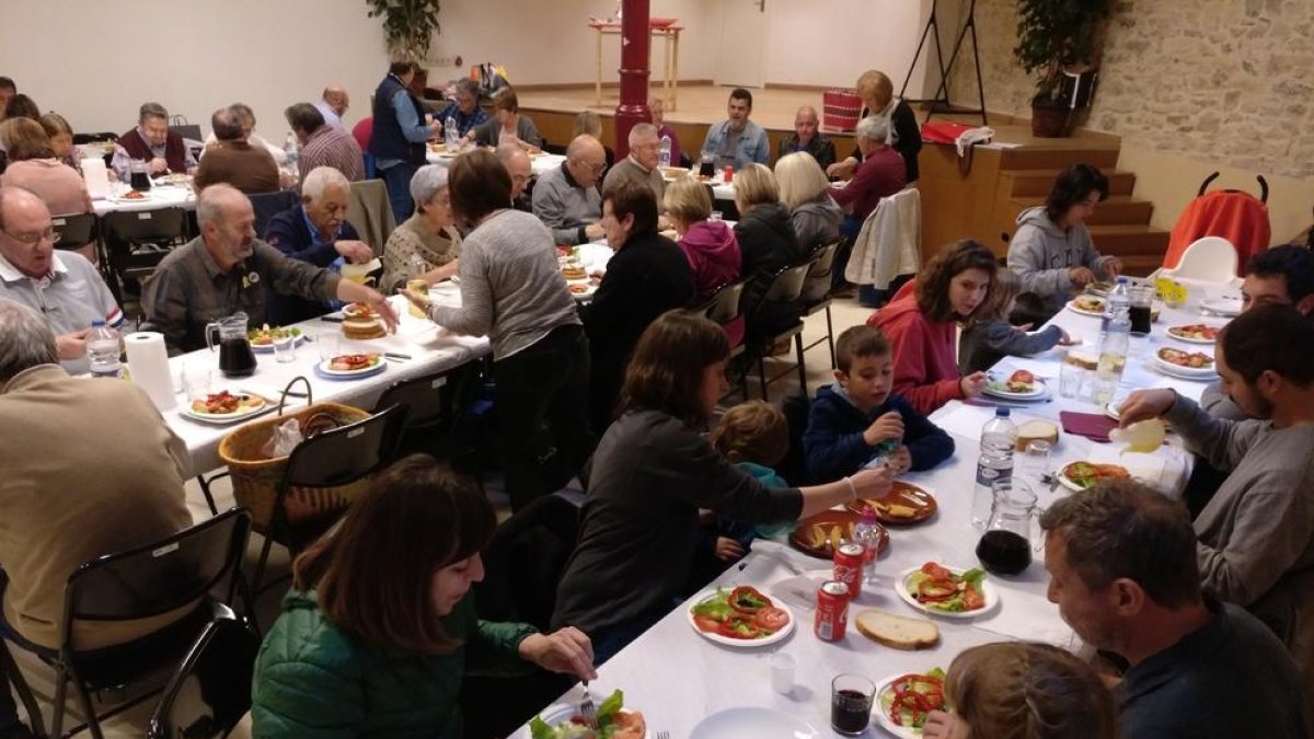 Los vecinos de Conesa se reúnen en una comida popular y en la subasta de cocas