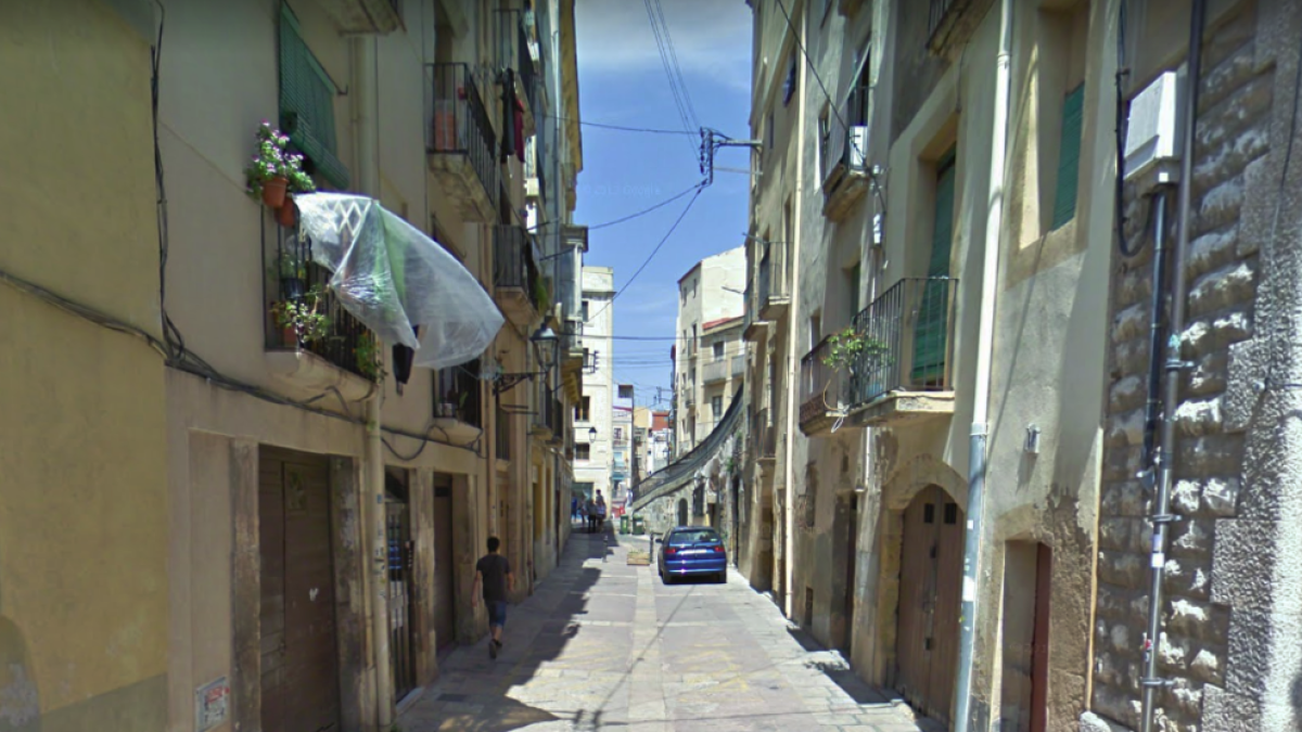 Aprovecha un andamio de obra exterior para entrar a robar en una casa por la ventana de la cocina