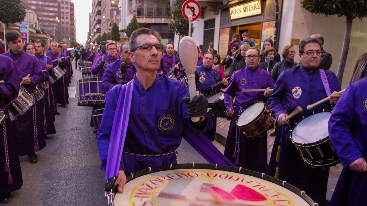 Els Timbalers de Calanda marquen el ritme de la processó de l'Amargura
