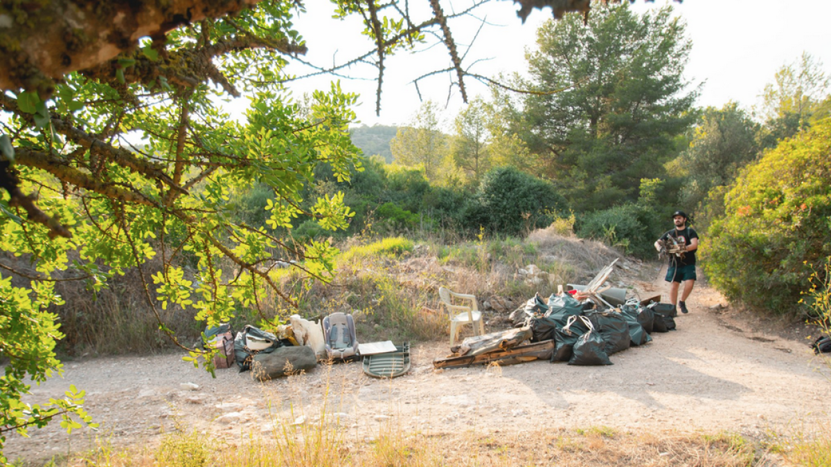 Un grupo de jóvenes de Cala Romana y Bosques limpiarán la zona una vez al mes