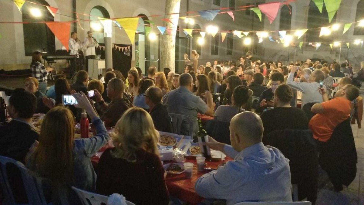 Cena al fresco para acabar el curso en el EOI