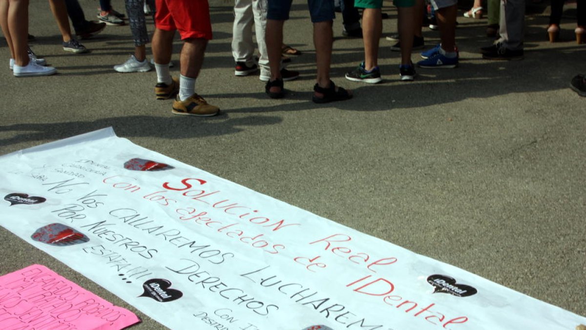 Afectats d'iDental lamenten que els partits polítics no els facin costat