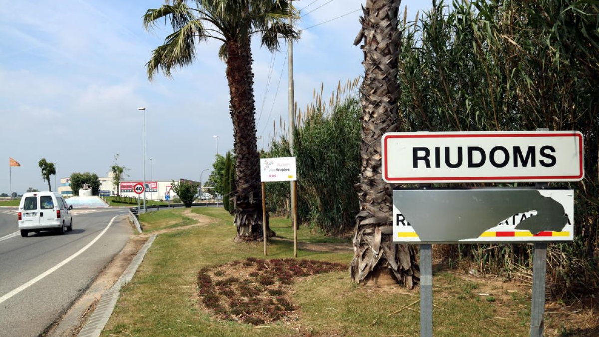 Sancionat un veí de Riudoms per pintar un rètol de municipi independentista a l'entrada del poble