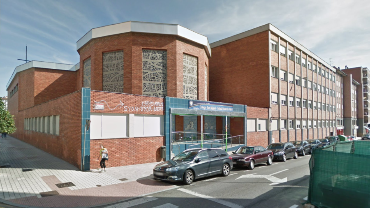 Una escola aparta a una professora per la sospita que va mantenir relacions amb un alumne