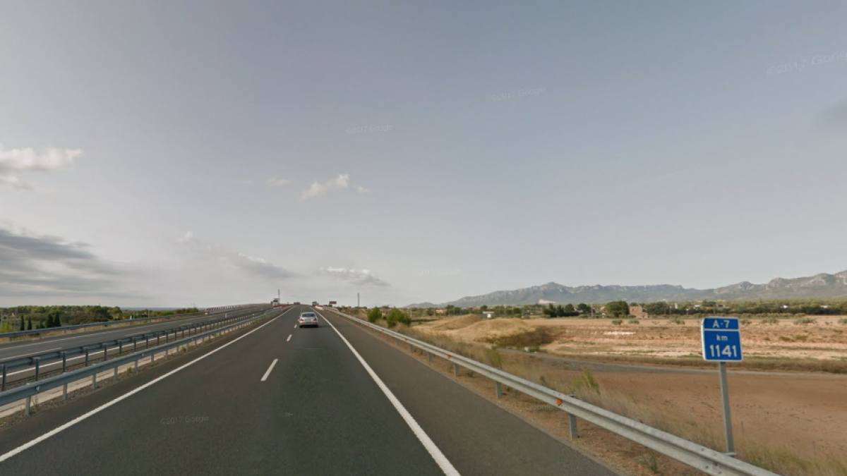 Un turisme bolca a l'A-7 a Cambrils