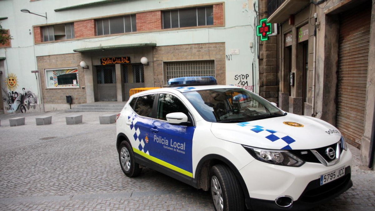 Detenido por agredir a un policía después de pedirle que retirara un vehículo mal estacionado