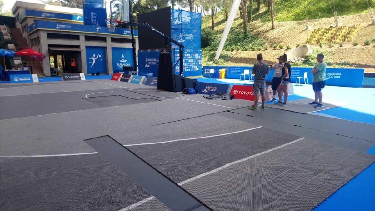 La competición de baloncesto, suspendida por problemas con el entarimado instalado en el Camp de Mart