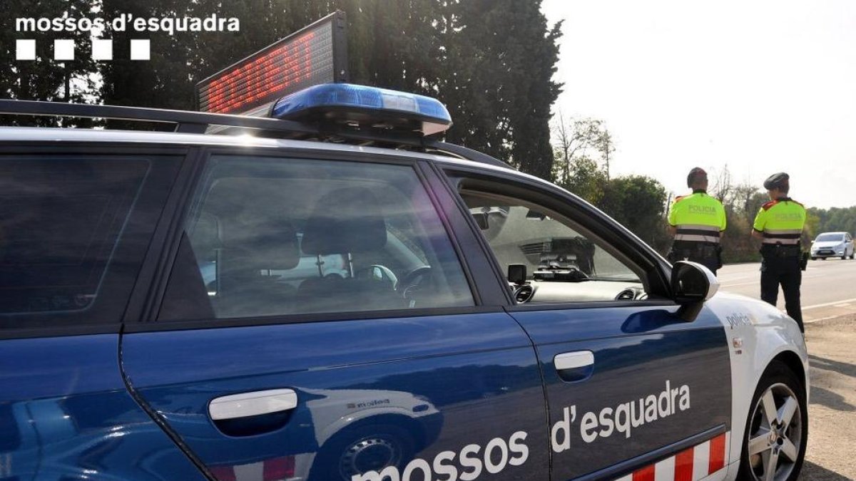 Un turisme amb caravana col·lideix contra un camió a Mont-roig