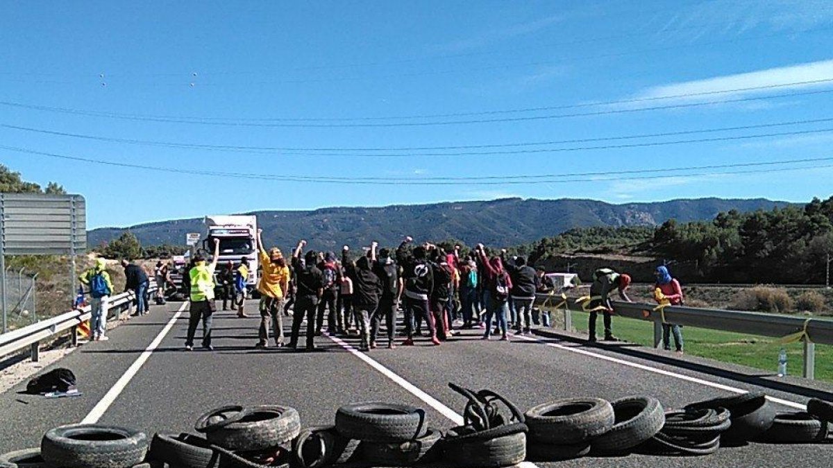 Los CDR cortan la N-240 en Vimbodí y Poblet