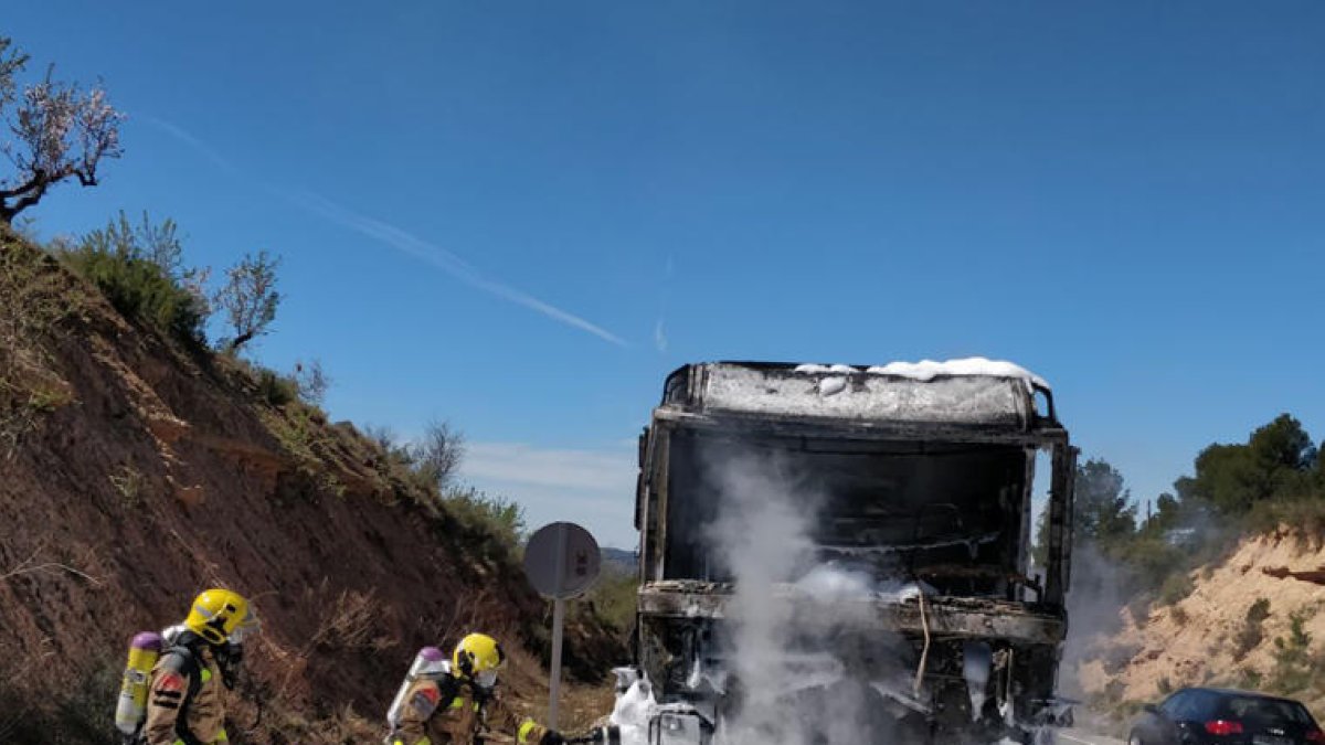 Un camió carregat d'àcid s'incendia a l'N-420 a Caseres