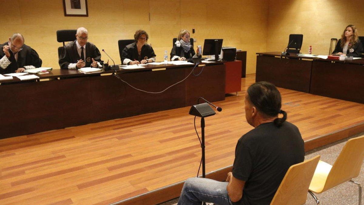 Jutgen un avi acusat d'haver fet tocaments a la seva neta