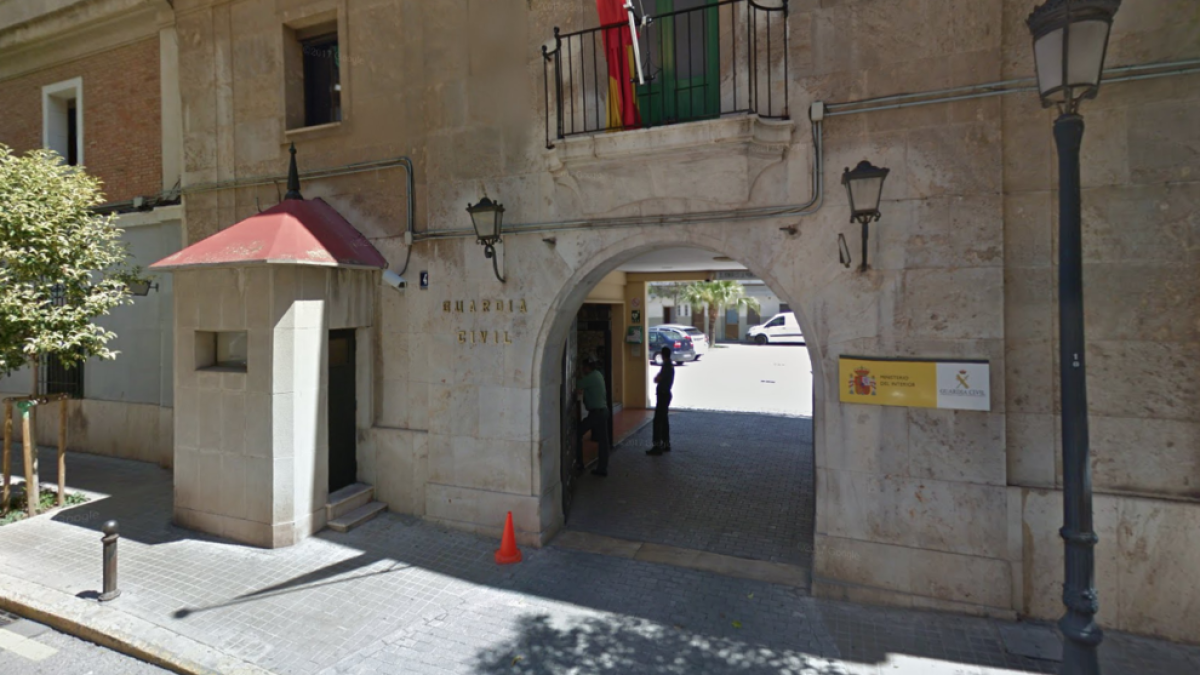 Herida después de caer por el patio de luces cuando intentaba huir de su pareja