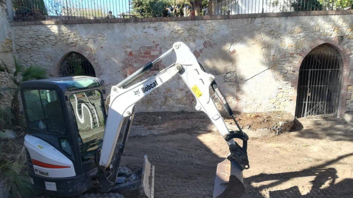 El consulado británico arregla el Cementerio de los Jans