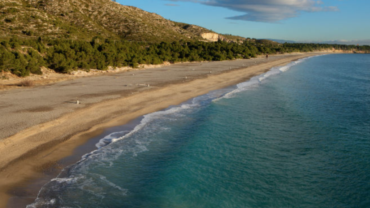 Darse un refrescante baño en una de las playas naturistas más extensas y antiguas del Mediterráneo
