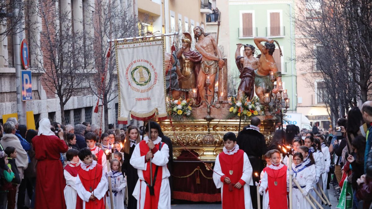 La Processó del Dolor i cinc misteris porten l'emoció als carrers de la ciutat