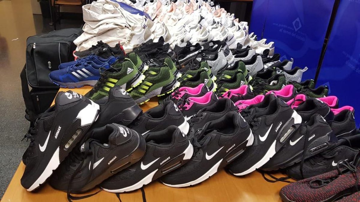 Detenido para transportar zapatillas de deporte falsas después de una persecución en coche y a pie