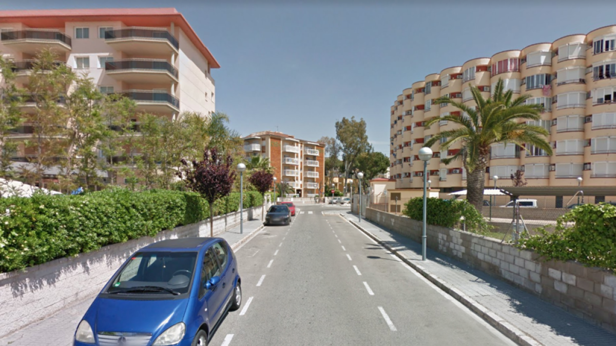 Pillan a un hombre robando en el interior de un coche en la Pineda