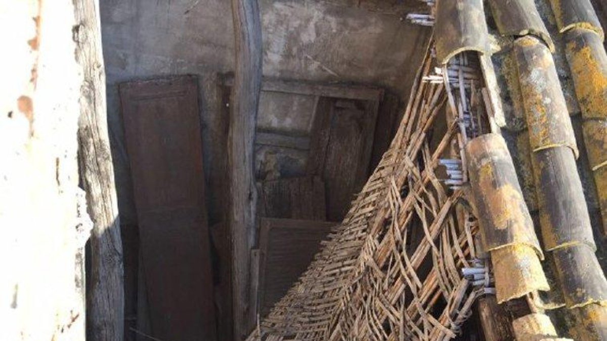 S'ensorra una casa a Flix i evacuen el matrimoni de l'habitatge del costat