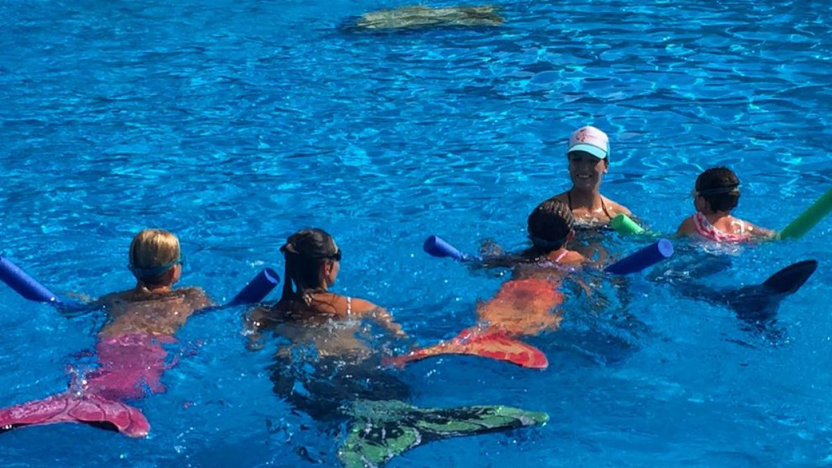 Els visitants de l'Aquopolis poden convertir-se en sirenes i tritons durant aquest estiu