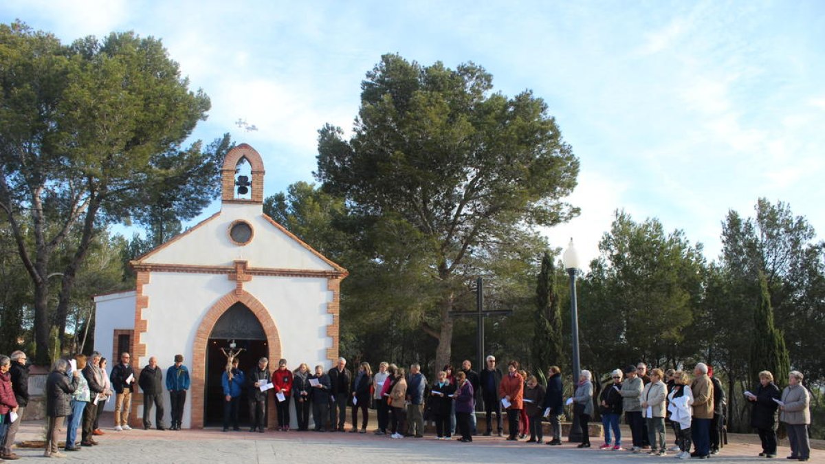 Cinquanta veïns de Creixell participen al Via Crucis a l'Ermita de la Mare de Déu de Fàtima