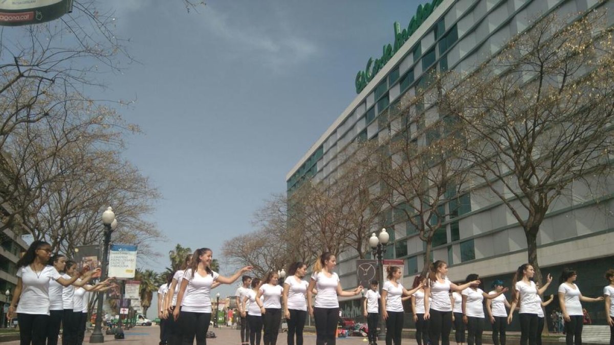 Els escolars tarragonins porten les classes d'educació física al carrer