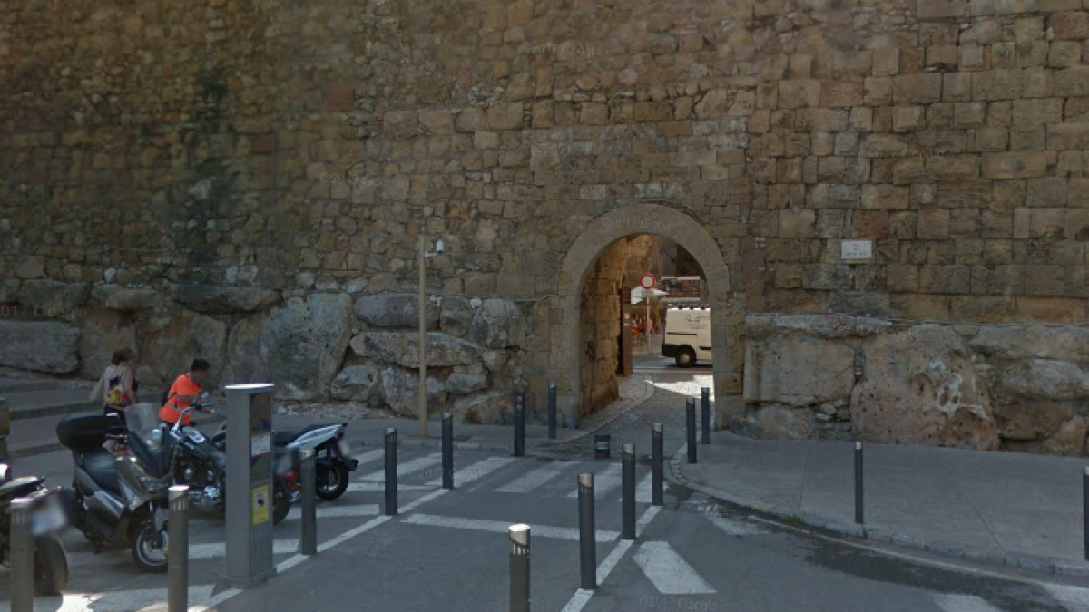 Intenta atracar a una chica y esta le propina dos veces|golpes hasta dejarlo en el suelo