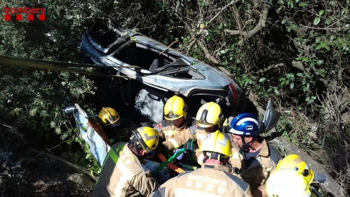 Evacuen amb helicòpter un conductor atrapat en un accident al Pradell de la Teixeta
