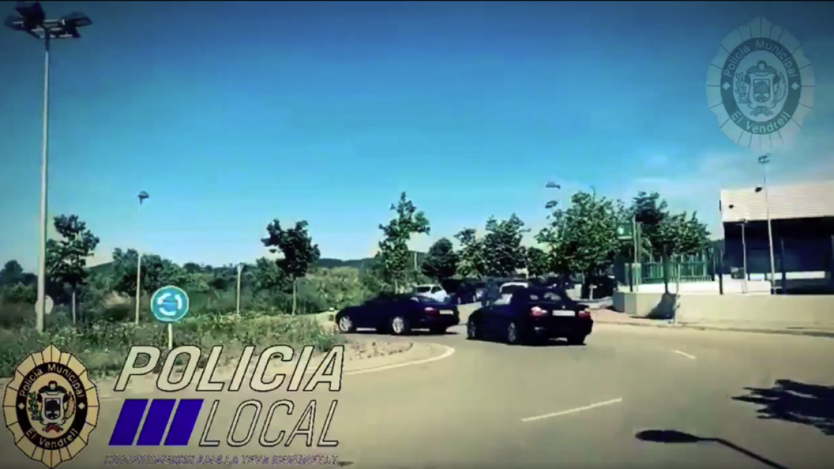 Busquen el conductor d'un cotxe que en remolcava un altre al Vendrell