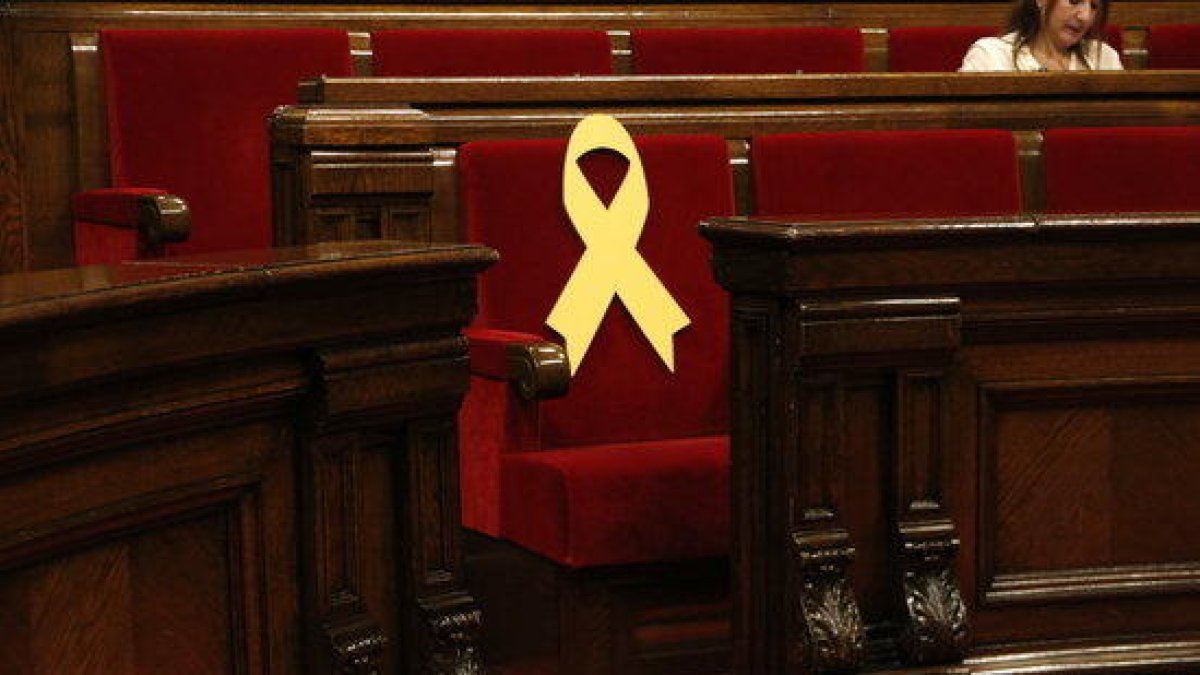 Torrent i els grups acorden que el llaç groc es mantingui a la bancada del Govern però al costat de Torra