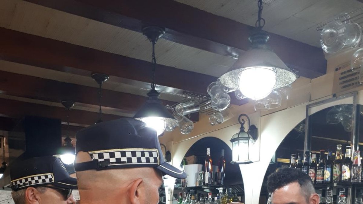 Una campanya vol sensibilitzar els comerços perquè no venguin alcohol a menors