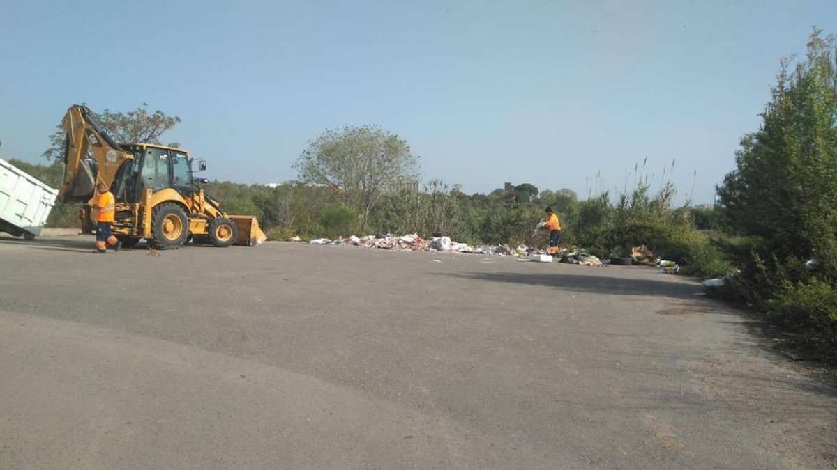 Empieza la limpieza del polígono entre las Gabarras y la Floresta
