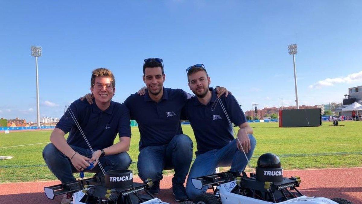 Estudiantes del ETSE, diseñadores de los coches que transportan el material de los Juegos