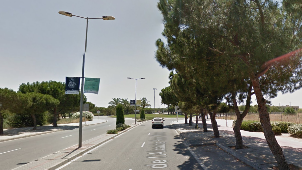 Un cotxe bolca a l'avinguda de l'Alcalde Pere Molas de Vila-seca