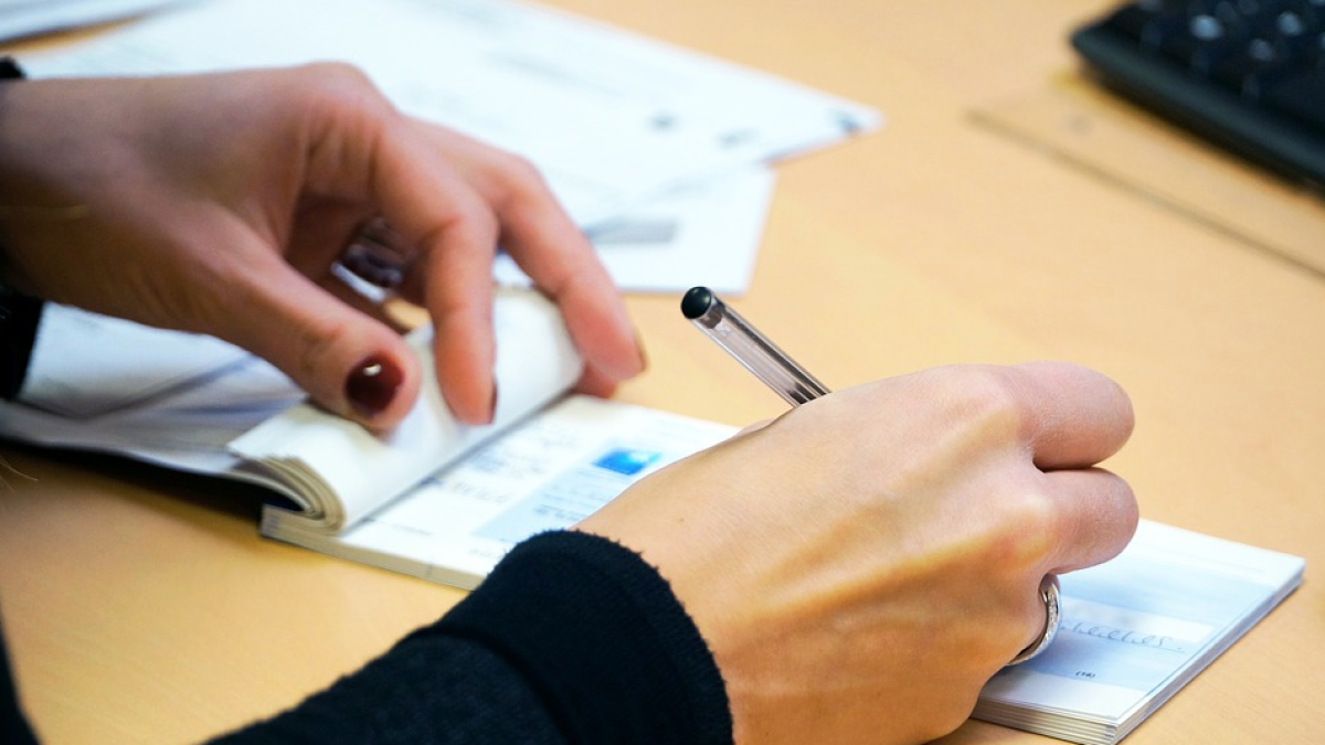 Una chica devuelve un cheque al portador de 38.900 euros que se encontró en la calle