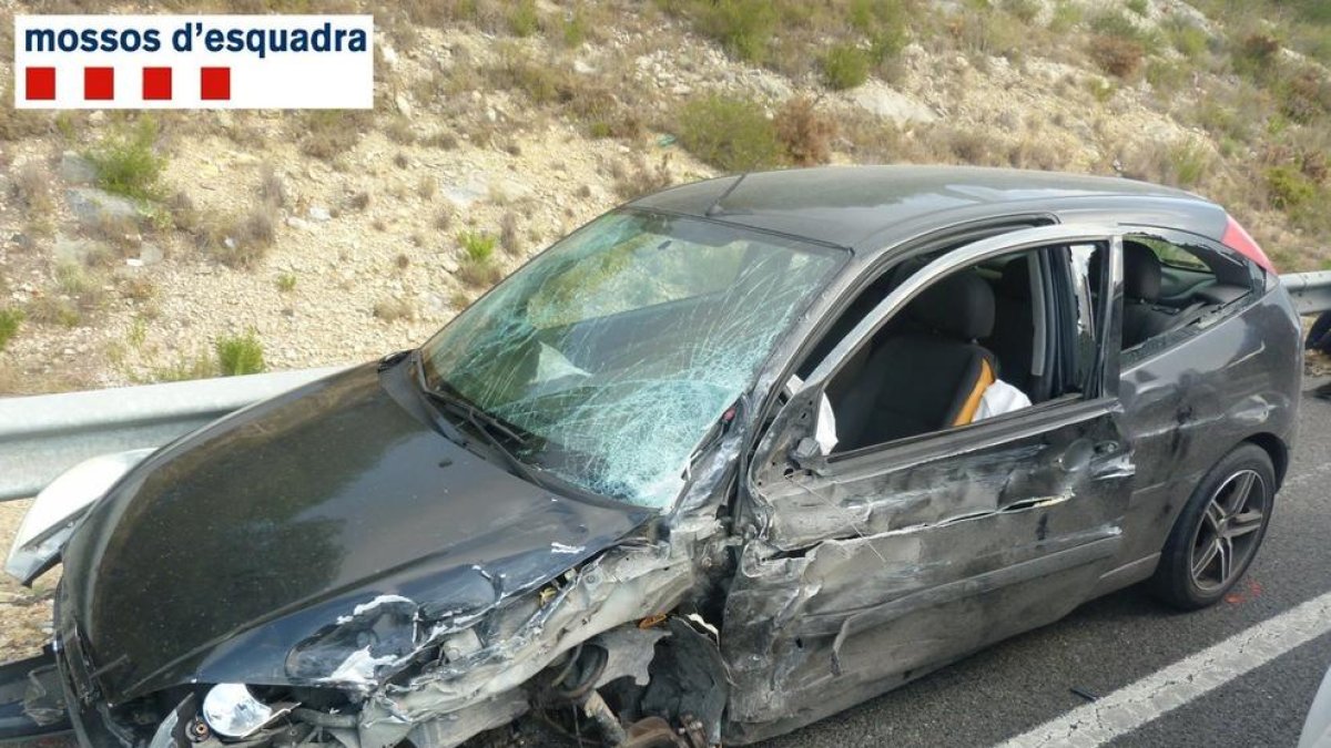 Un conductor begut provoca un accident múltiple i no s'atura fins a destrossar el cotxe