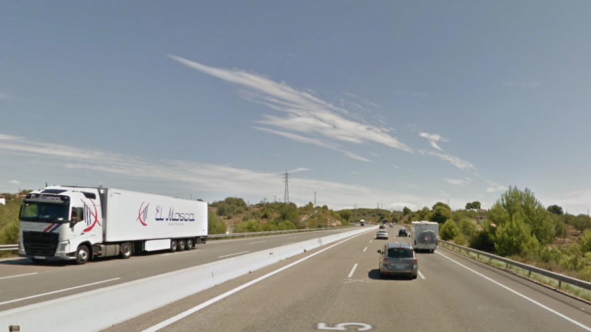 Un accidente entre un camión y un coche corta dos carriles al AP-7 en la Pobla de Montornès