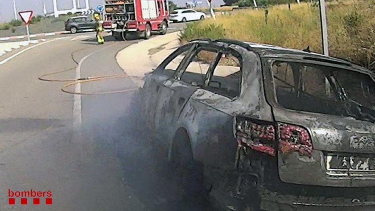 Un turisme crema per complet a l'N-240 a Valls