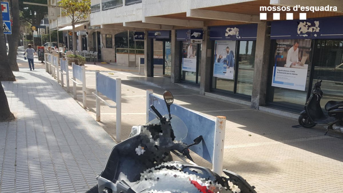 Fa caure de la moto a un agent de paisà que intentava detenir-lo per un robatori a Salou
