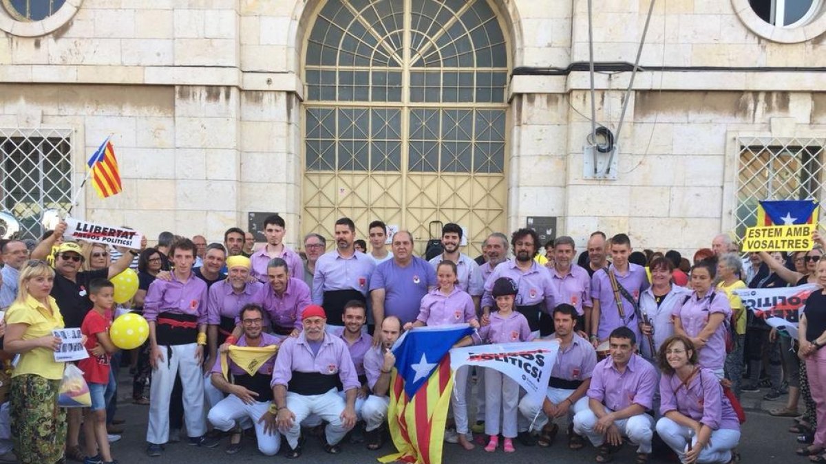 La Colla Jove de Tarragona fa un pilar per reclamar la llibertat dels polítics presos