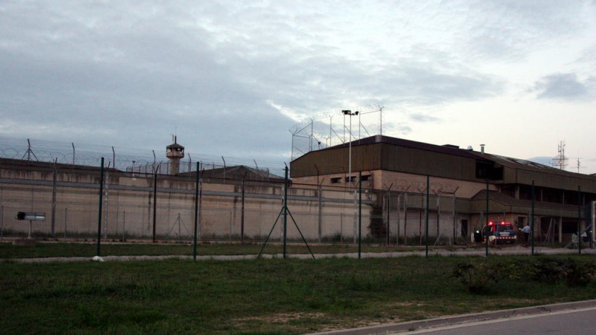 Un preso de Cuatro Caminos se sube al techo de uno de los edificios del complejo