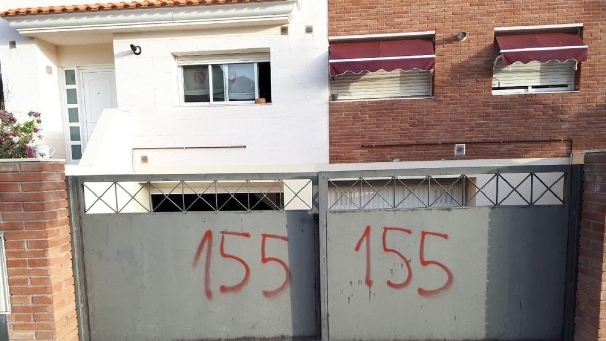 Denuncian unas pintadas antiindependentistas en varias viviendas de Vilafortuny