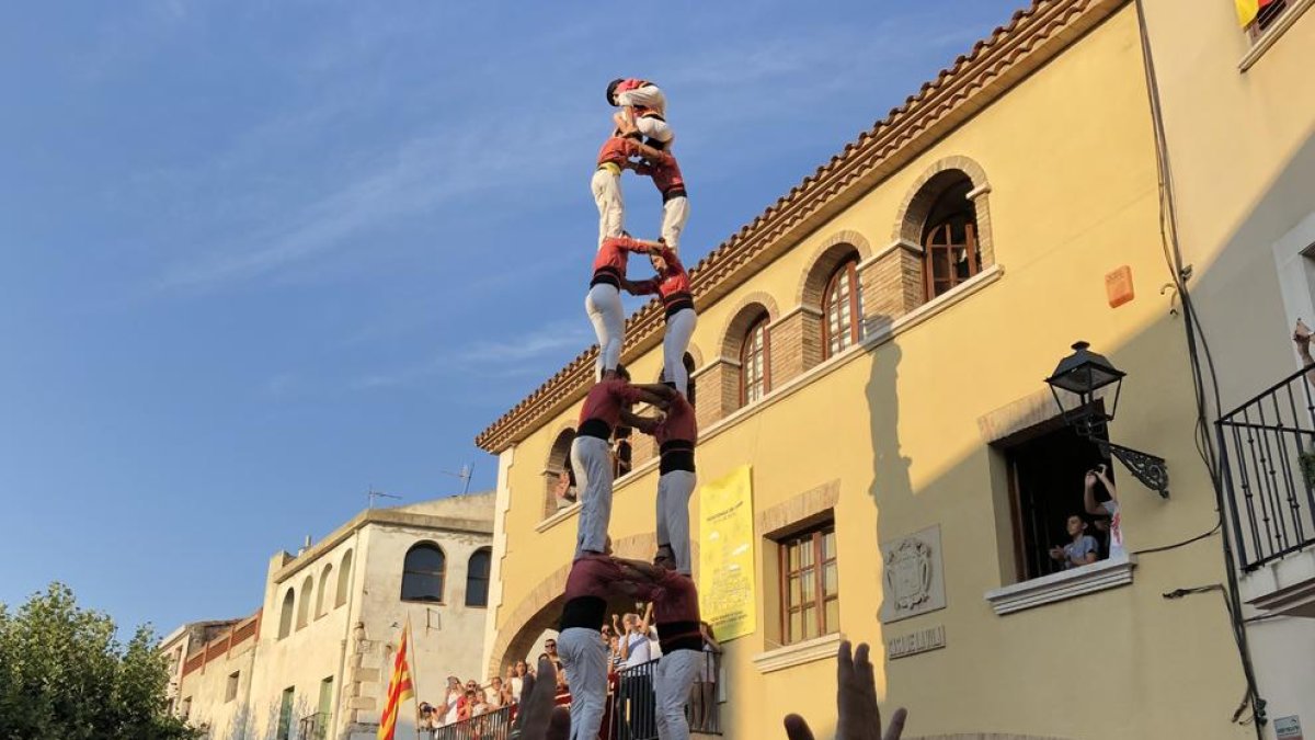 Cop de puny sobre la taula de la Colla Vella descarregant el 2 de 8