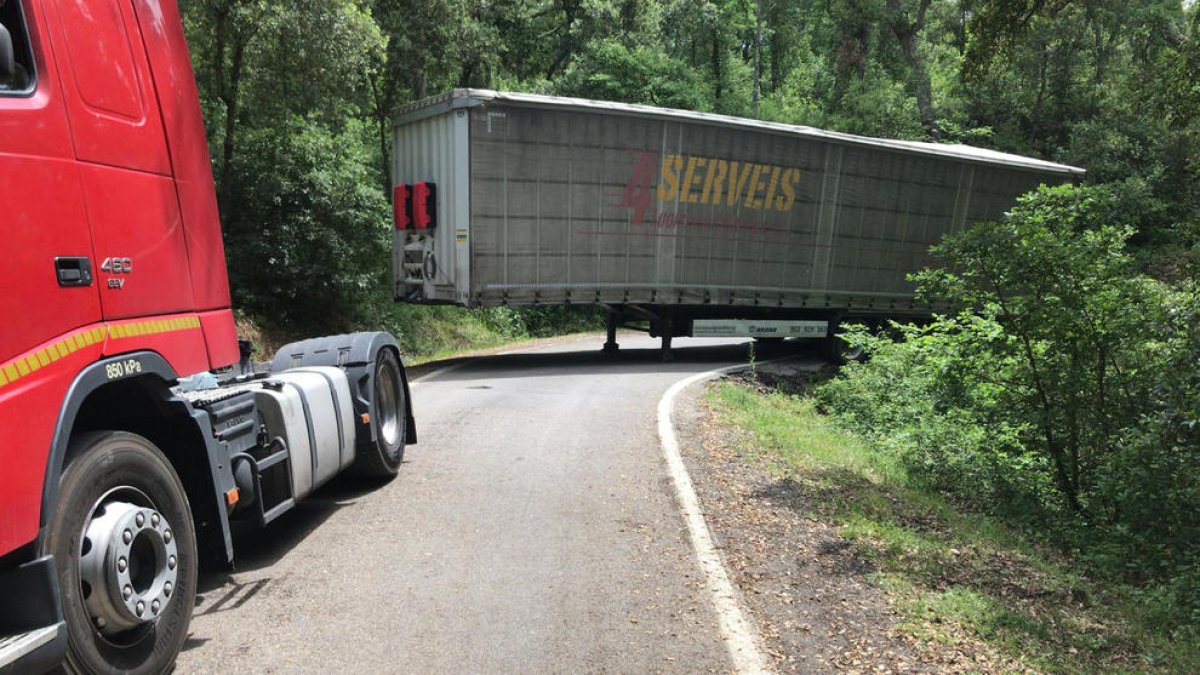 Una grua queda atrapada anant a buscar un camió bolcat